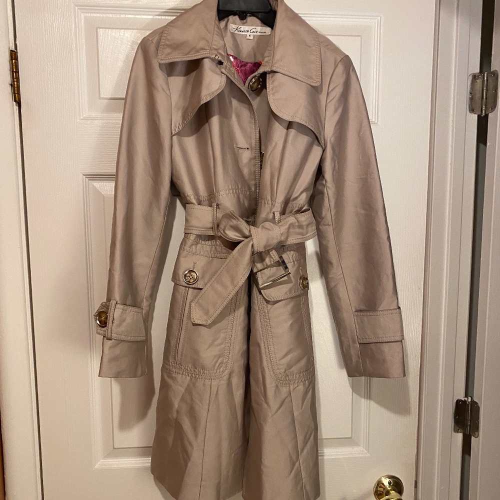 Kenneth Cole - Sleek Shiny Tan Trenchcoat with Silky Floral Lining - Size Medium
